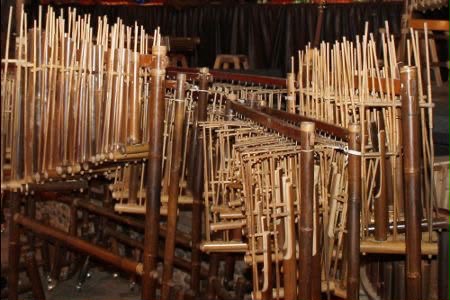 BELAJAR ANGKLUNG SEJAK DINI, CARA SEKOLAH TANAMKAN KERUKUNAN DAN KERJA SAMA