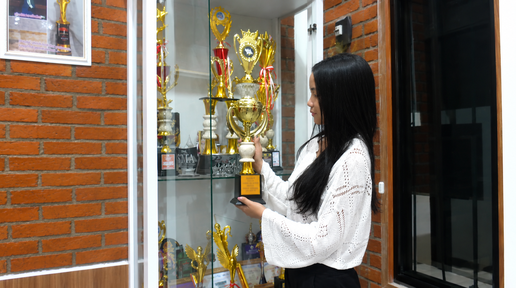 KENAKAN KEBAYA, SISWI SMA NEGERI 1 KASIHAN RAIH DUA PRESTASI DI PANGGUNG INTERNASIONAL