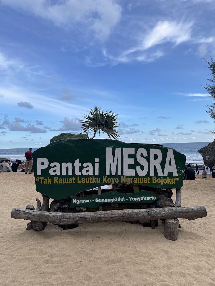 MENELUSURI PESONA PANTAI MESRA DAN TEBING RUMPUT HIJAU DI GUNUNGKIDUL