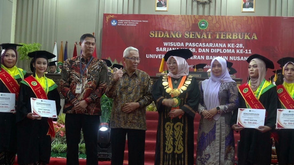 252 WISUDAWAN UNIVET BANTARA RAIH CUMLAUDE, WISUDA SEMARAK DENGAN PERTUNJUKAN SENI