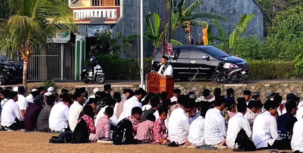 JAMAAH MASJID AGUNG PENGASIH GELAR SALAT ISTISQA