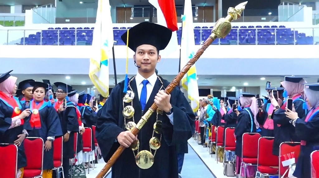98 PERSEN LULUSAN POLTEKKES KEMENKES SURAKARTA RAIH CUMLAUDE, 1.790 WISUDAWAN SIAP MENGABDI