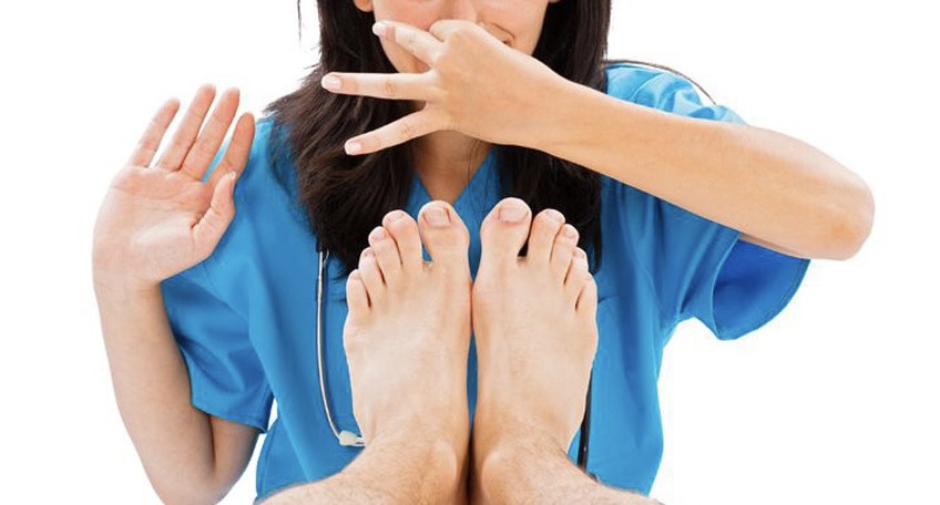 KAKI BAU MESKI RAJIN DIBERSIHKAN? WASPADAI BAKTERI DAN JAMUR DI DALAM SEPATU!