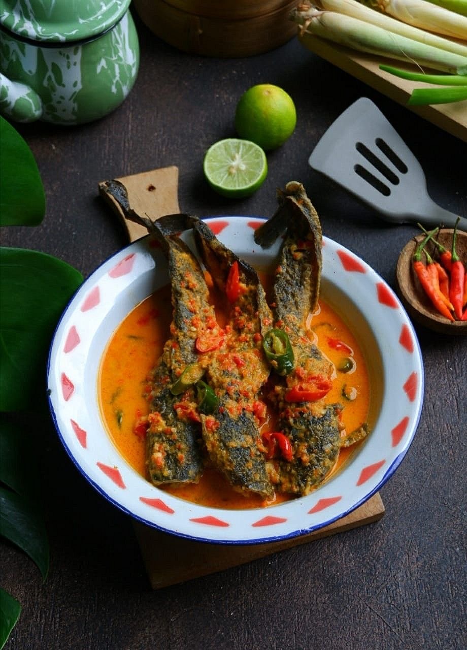 MANGUT LELE ASAP KHAS BANTUL: GURIH PEDAS AROMA ASAP YANG MEMIKAT SONTAK DIBURU WISATAWAN