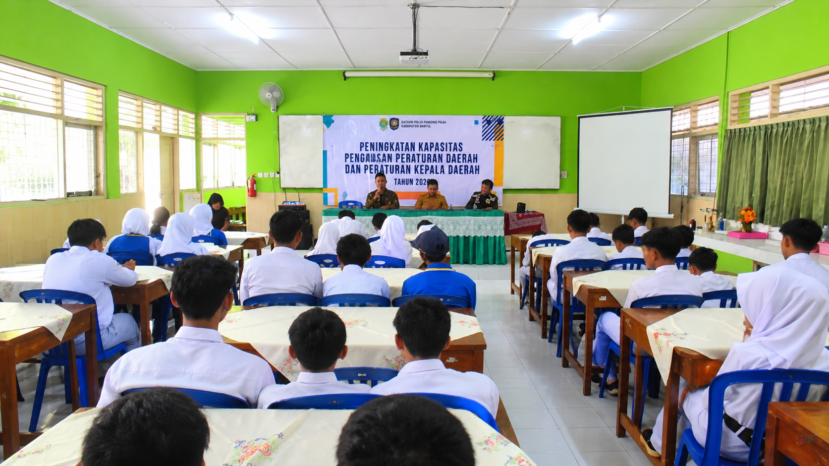 SATPOL PP BANTUL TANAMKAN KESADARAN HUKUM SEJAK DINI KEPADA PELAJAR