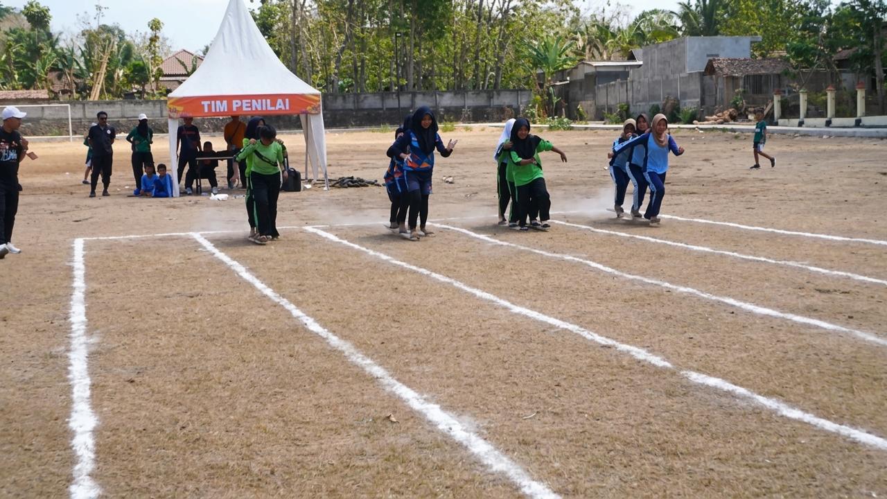 RATUSAN SISWA GUNUNGKIDUL IKUTI FESTIVAL PERMAINAN TRADISIONAL