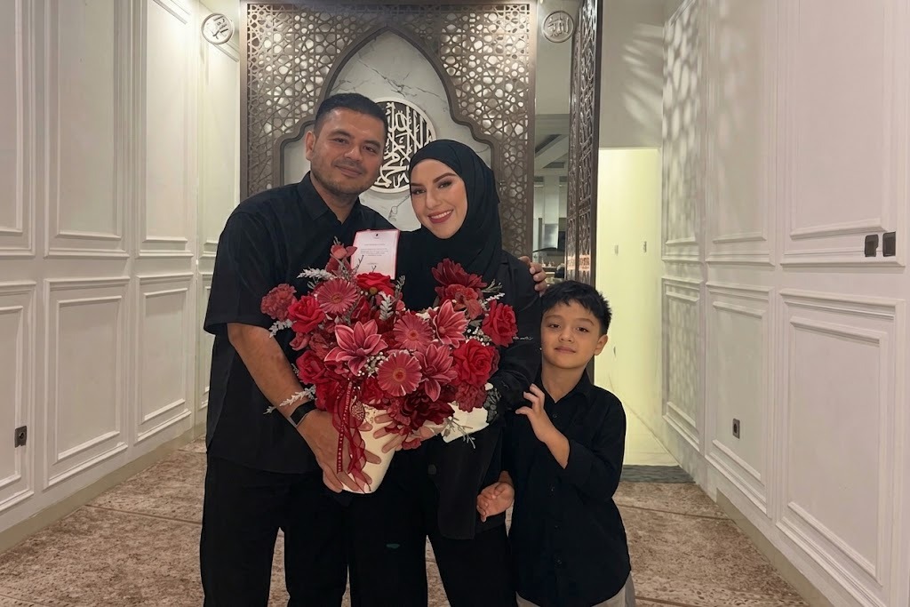 INTIP GAYA CHIC IRISH BELLA: TAMPIL STANDOUT BERBALUT BLAZER HITAM DI MALAM ANNIVERSARY