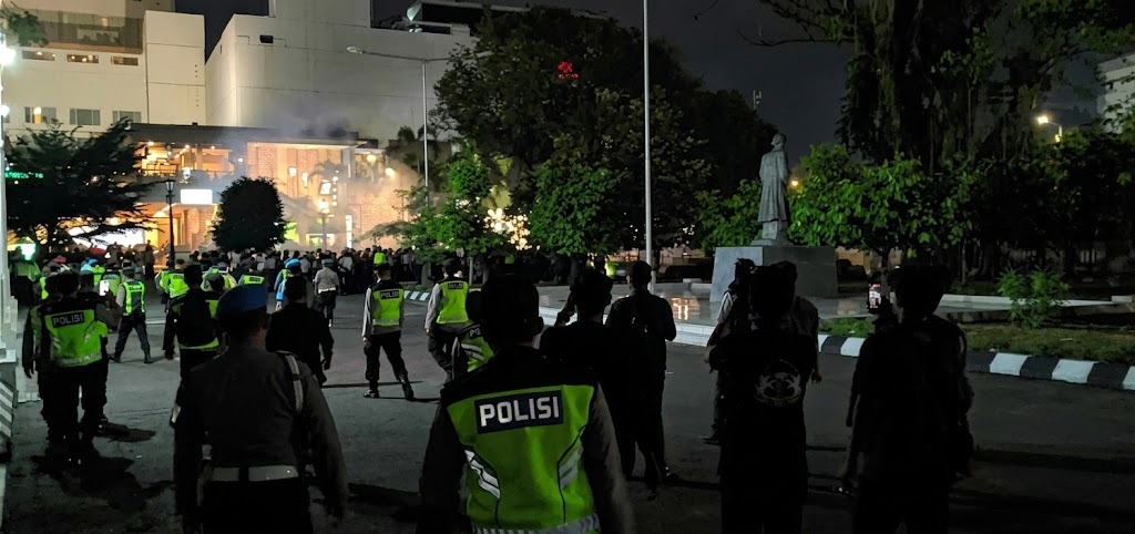 RICUH DI DEPAN DPRD DIY, MASSA LEMPAR BATU DAN PETASAN KE ARAH PETUGAS