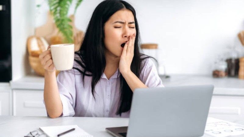 KENAPA KITA SERING MERASA MENGANTUK BERLEBIHAN SETELAH MAKAN SIANG?