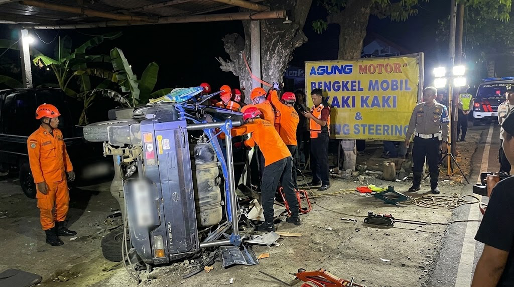 DIDUGA HINDARI KUCING, MOBIL PENGANGKUT PERALATAN TENDA TERBALIK DI KULON PROGO
