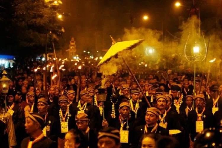 TAPA BISU MUBENG BETENG, TRADISI JAWA UNTUK MERENUNGI DIRI DALAM KEHENINGAN